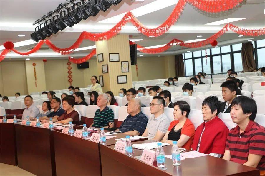 80岁老父亲在儿子新房墙上题字，网友看后怒赞，字如其人有科学依据吗？游戏画面